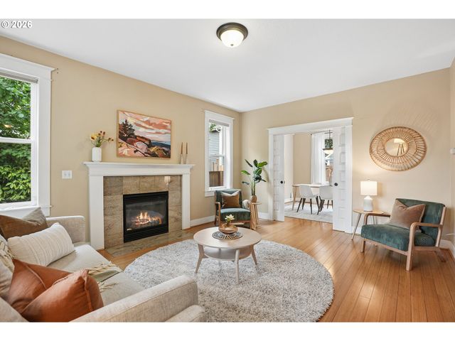 3262 Ne ROSA PARKS Way, Portland, OR 97211