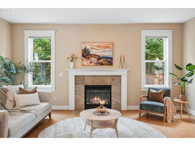 3262 Ne ROSA PARKS Way, Portland, OR 97211