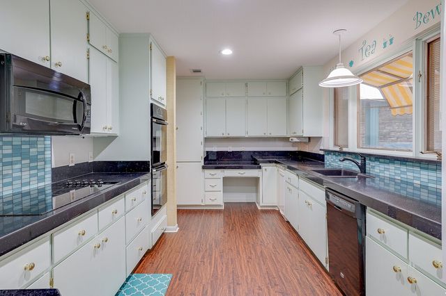 1405 Blackhill Court, Arlington, TX 76012