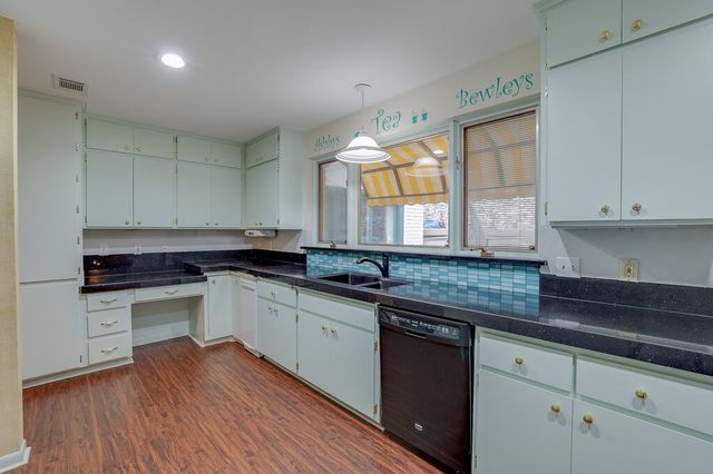 1405 Blackhill Court, Arlington, TX 76012