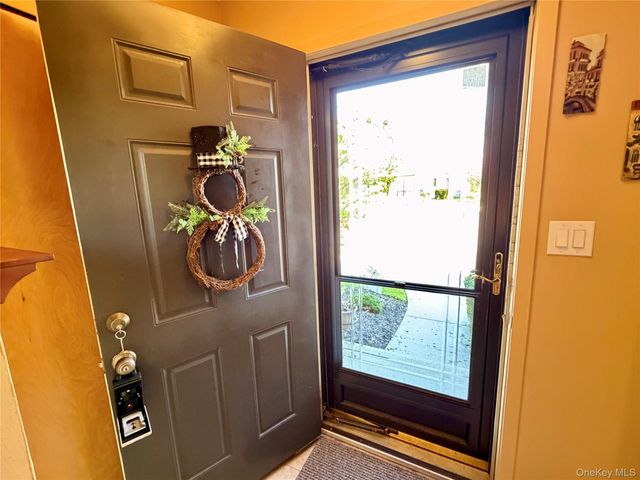 81 Stanford Court B, Wantagh, NY 11793
