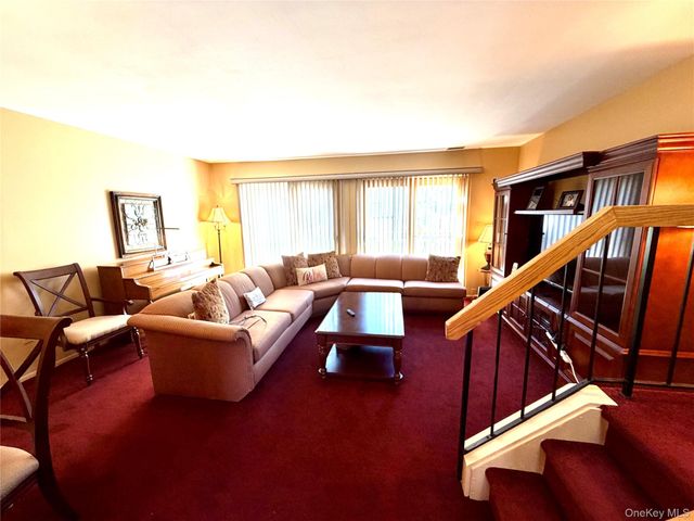 81 Stanford Court B, Wantagh, NY 11793