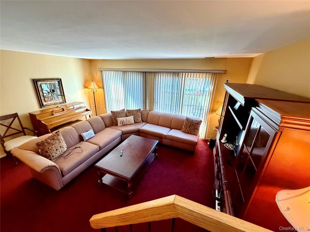 81 Stanford Court B, Wantagh, NY 11793