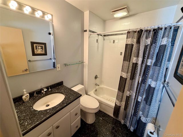 81 Stanford Court B, Wantagh, NY 11793