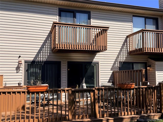81 Stanford Court B, Wantagh, NY 11793