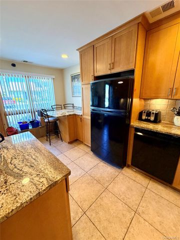 81 Stanford Court B, Wantagh, NY 11793