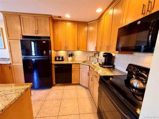81 Stanford Court B, Wantagh, NY 11793