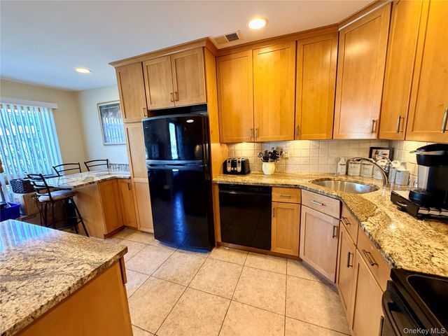 81 Stanford Court B, Wantagh, NY 11793