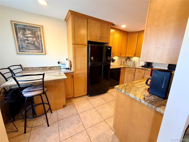 81 Stanford Court B, Wantagh, NY 11793