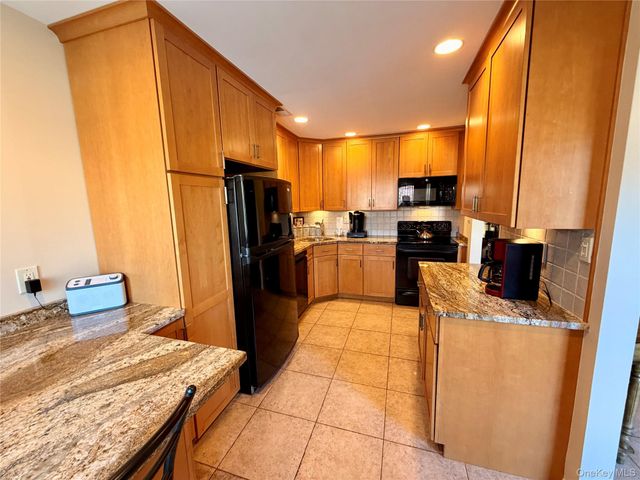 81 Stanford Court B, Wantagh, NY 11793