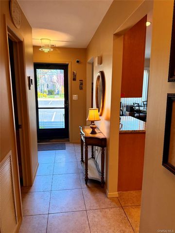 81 Stanford Court B, Wantagh, NY 11793