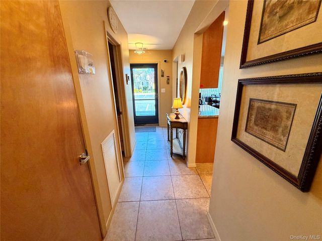 81 Stanford Court B, Wantagh, NY 11793