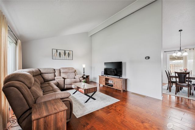 122 Alturas Drive, Kelso, WA 98626