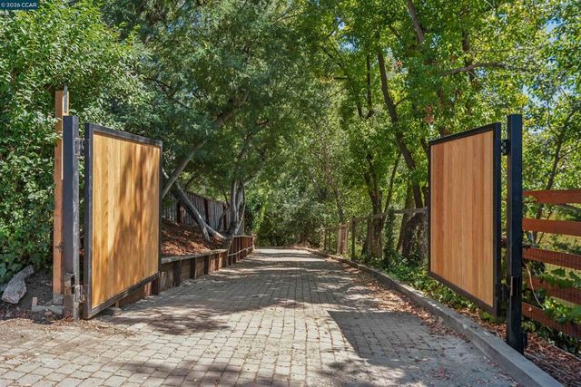 50 Overhill Rd, Orinda, CA 94563