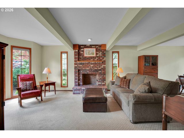 6401 Sw DOLPH Dr, Portland, OR 97219