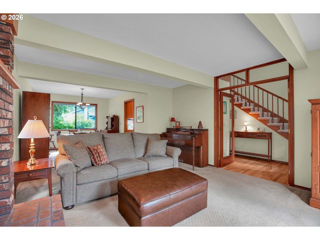 6401 Sw DOLPH Dr, Portland, OR 97219
