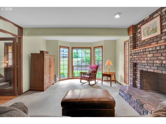 6401 Sw DOLPH Dr, Portland, OR 97219