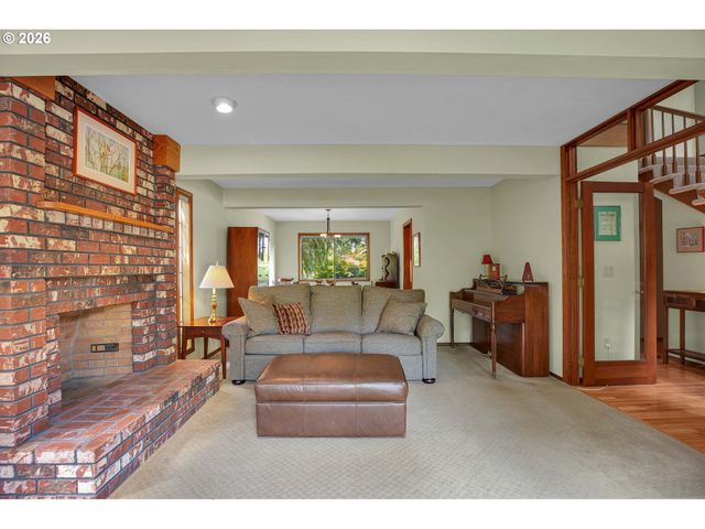 6401 Sw DOLPH Dr, Portland, OR 97219
