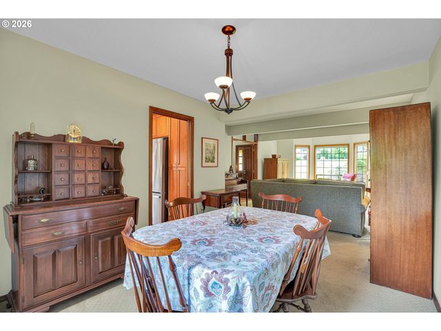 6401 Sw DOLPH Dr, Portland, OR 97219