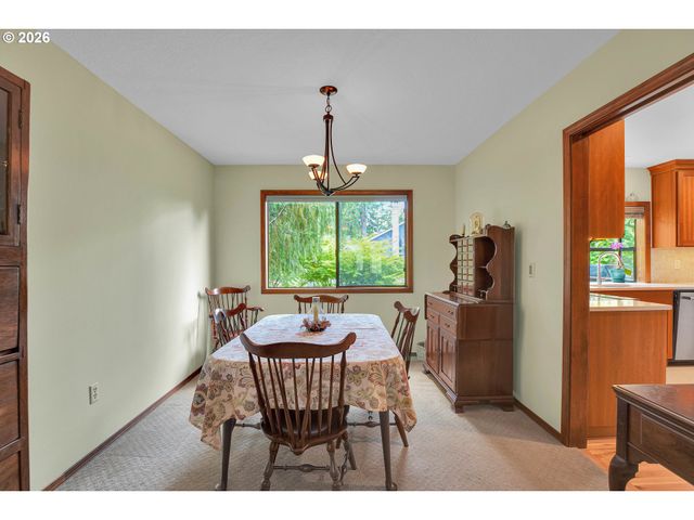 6401 Sw DOLPH Dr, Portland, OR 97219
