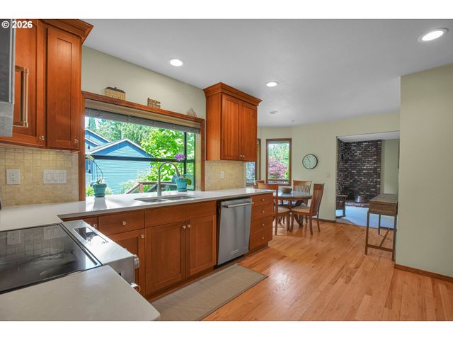 6401 Sw DOLPH Dr, Portland, OR 97219