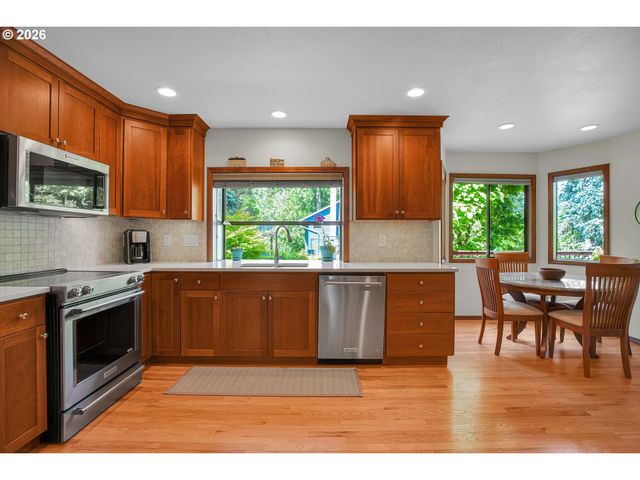 6401 Sw DOLPH Dr, Portland, OR 97219