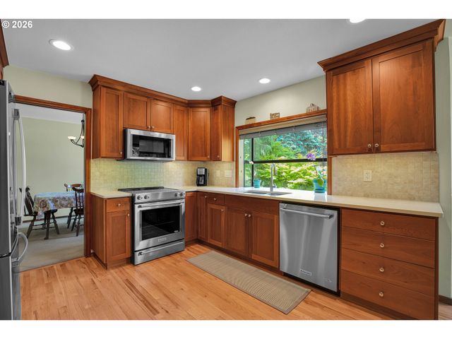 6401 Sw DOLPH Dr, Portland, OR 97219