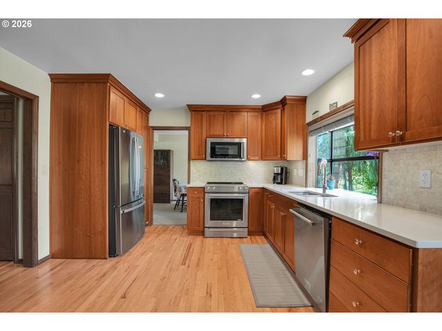 6401 Sw DOLPH Dr, Portland, OR 97219