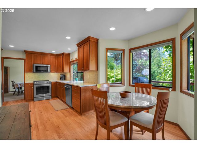 6401 Sw DOLPH Dr, Portland, OR 97219