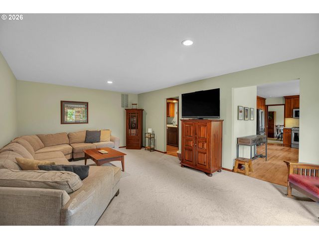 6401 Sw DOLPH Dr, Portland, OR 97219