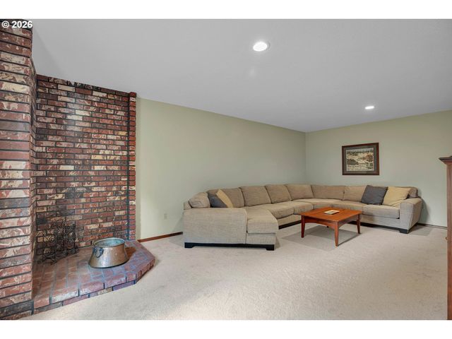 6401 Sw DOLPH Dr, Portland, OR 97219