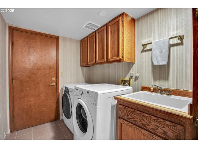 6401 Sw DOLPH Dr, Portland, OR 97219