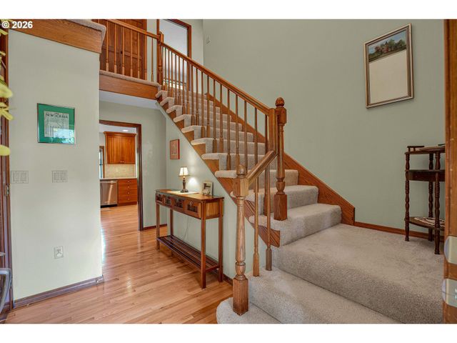 6401 Sw DOLPH Dr, Portland, OR 97219