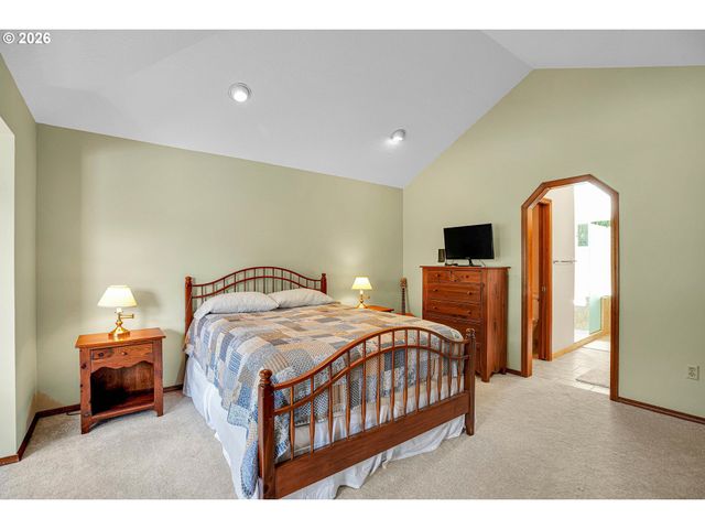6401 Sw DOLPH Dr, Portland, OR 97219