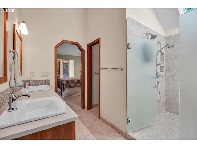 6401 Sw DOLPH Dr, Portland, OR 97219