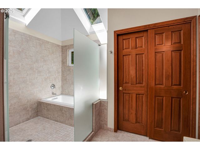 6401 Sw DOLPH Dr, Portland, OR 97219