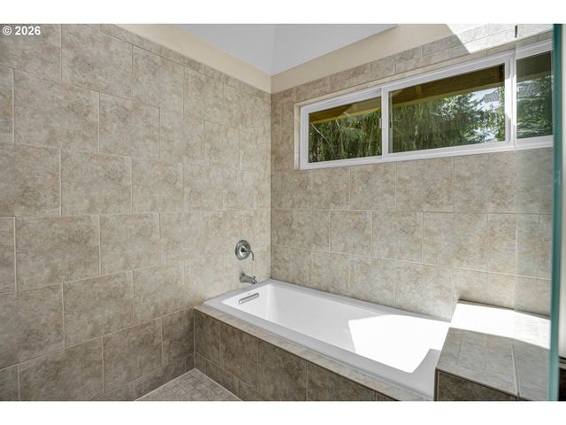6401 Sw DOLPH Dr, Portland, OR 97219