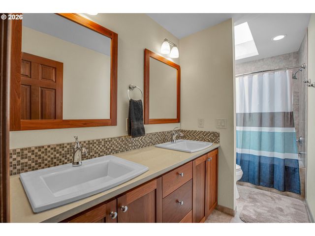 6401 Sw DOLPH Dr, Portland, OR 97219