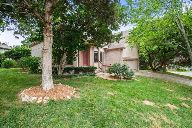 2823 S Stoneridge Drive, Blue Springs, MO 64015