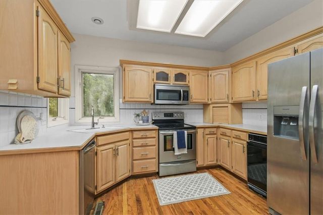 2823 S Stoneridge Drive, Blue Springs, MO 64015