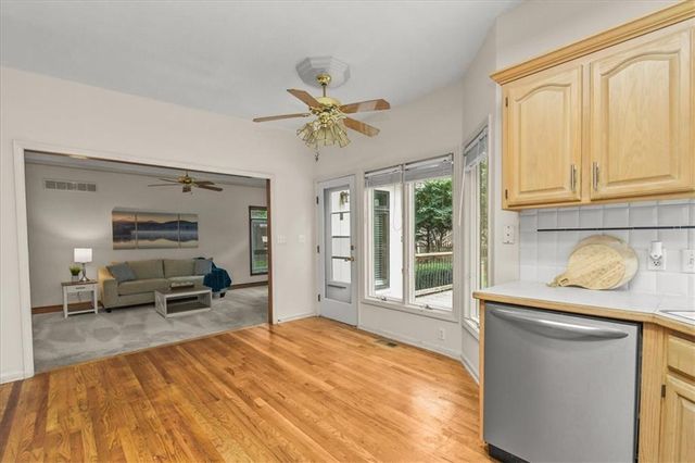 2823 S Stoneridge Drive, Blue Springs, MO 64015