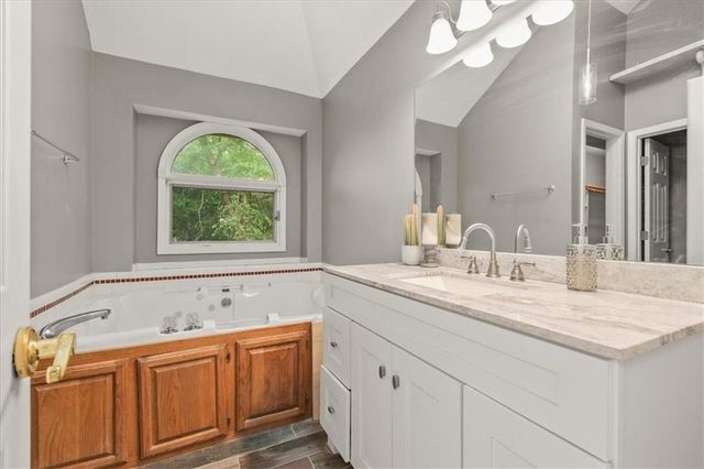 2823 S Stoneridge Drive, Blue Springs, MO 64015