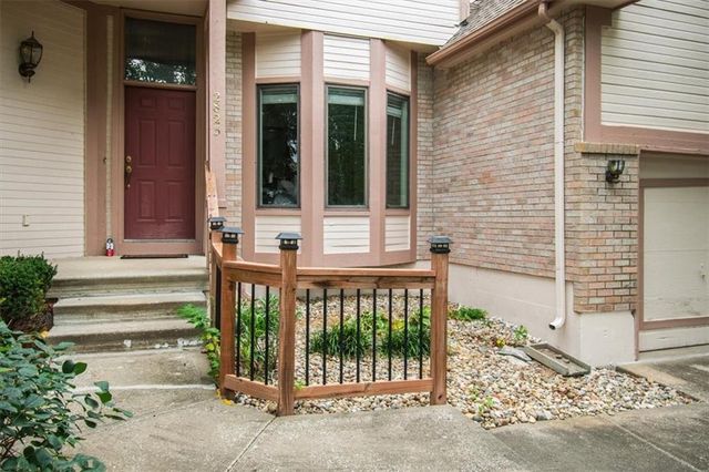 2823 S Stoneridge Drive, Blue Springs, MO 64015