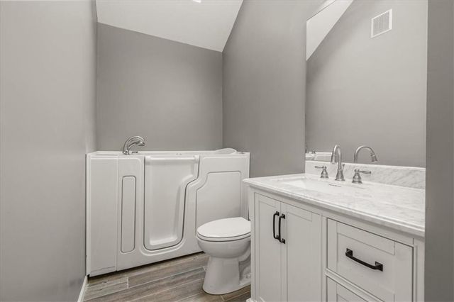 2823 S Stoneridge Drive, Blue Springs, MO 64015