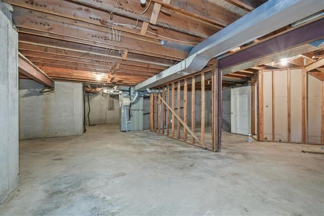 2823 S Stoneridge Drive, Blue Springs, MO 64015