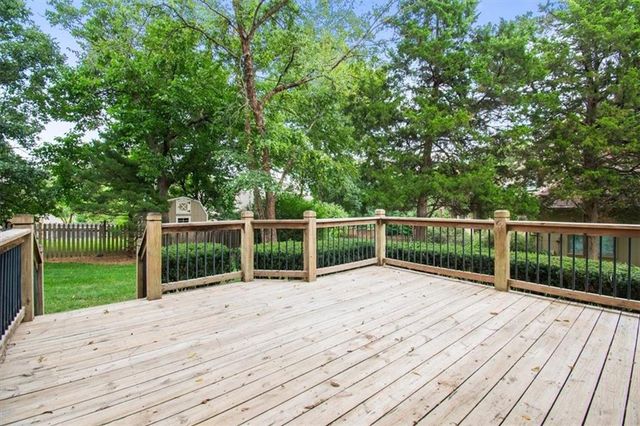 2823 S Stoneridge Drive, Blue Springs, MO 64015