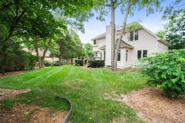 2823 S Stoneridge Drive, Blue Springs, MO 64015