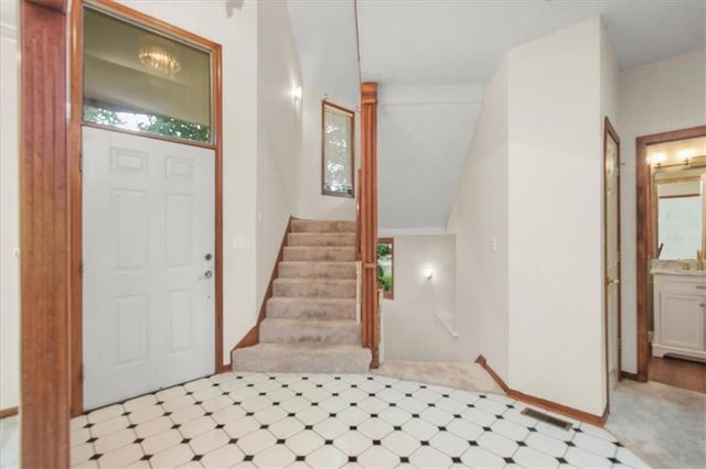2823 S Stoneridge Drive, Blue Springs, MO 64015