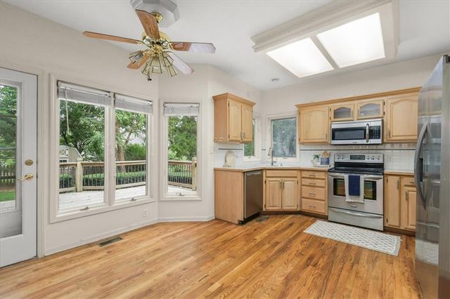 2823 S Stoneridge Drive, Blue Springs, MO 64015