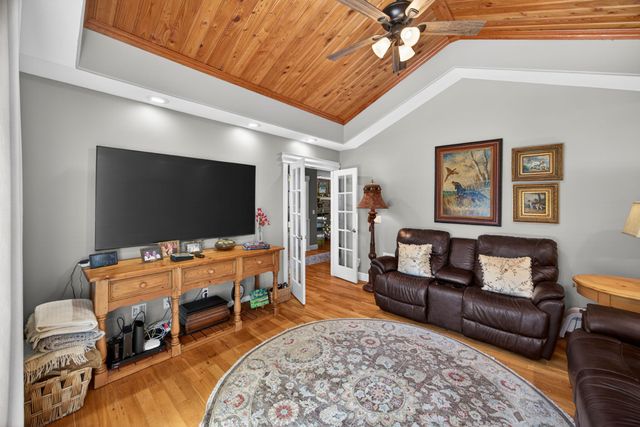 211 Tomlon Rd, Crossville, TN 38555